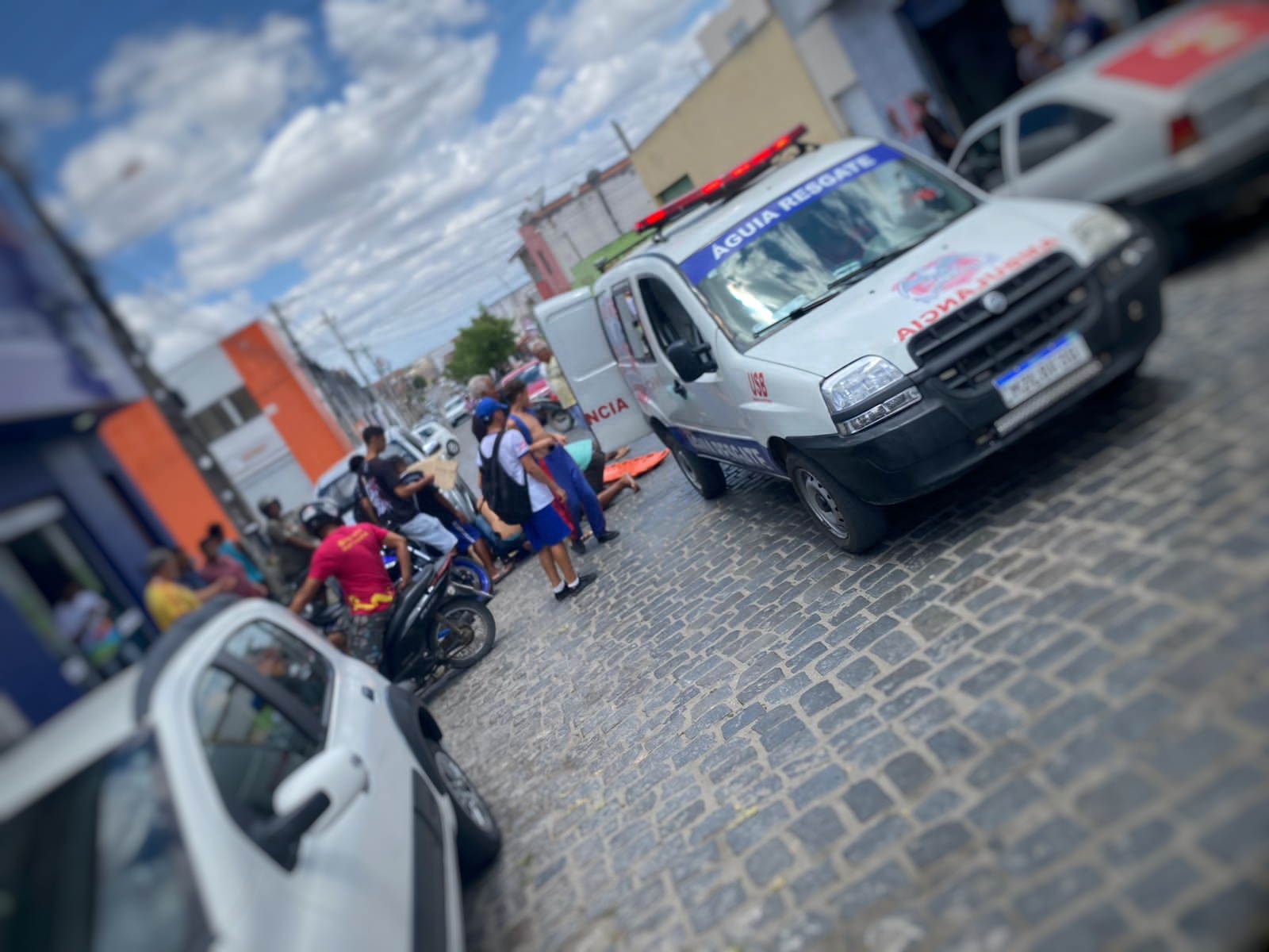Adolescente ficam ferido após colidir moto contra porta de carro em Conceição do Coité