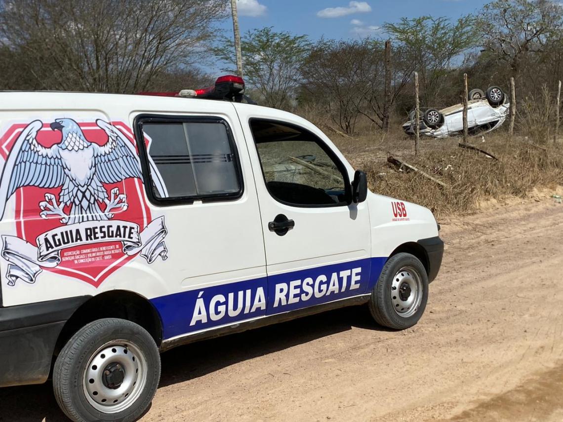 Coité – Motorista perde controle do veículo e capota dentro de fazenda após destruir cerca de arame