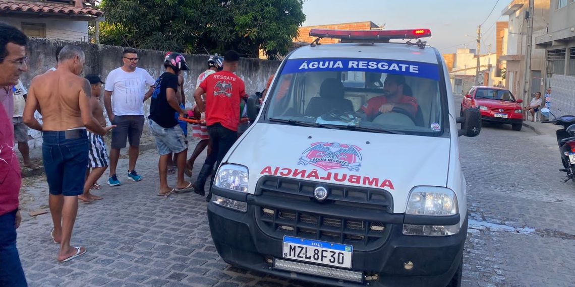 Homem fica ferido em colisão envolvendo moto e Corolla no bairro dos Barreiros, em Conceição do Coité