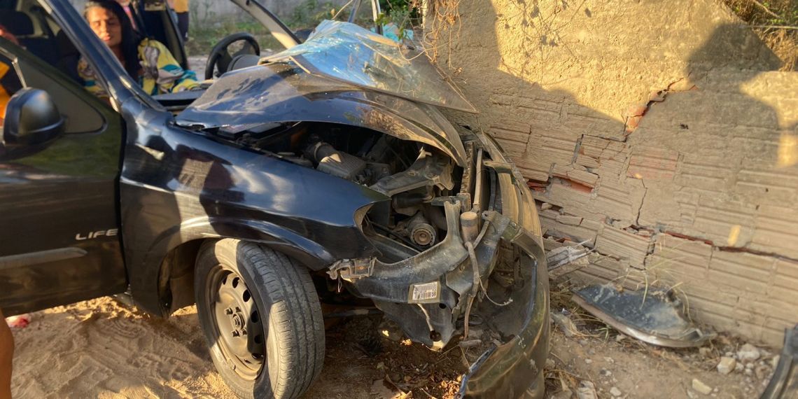 Coité — Casal fica ferido em colisão de carro em muro na zona rural