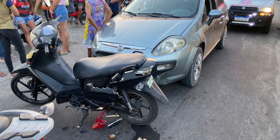 Duas mulheres ficam feridas após moto ser atingida por carro em Conceição do Coité