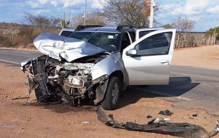 Dois homens são socorridos após colisão entre carro de passeio e caminhonete na BA-120, em Riachão do Jacuípe
