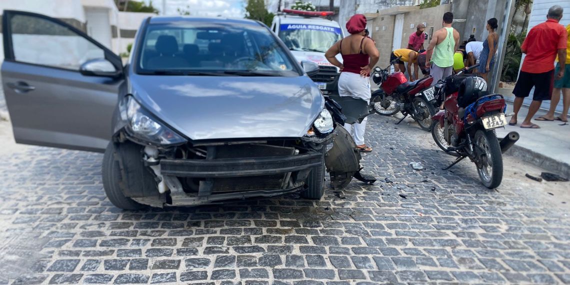 Adolescente tem ferimento e fratura grave na perna em colisão moto e carro em Conceição do Coité