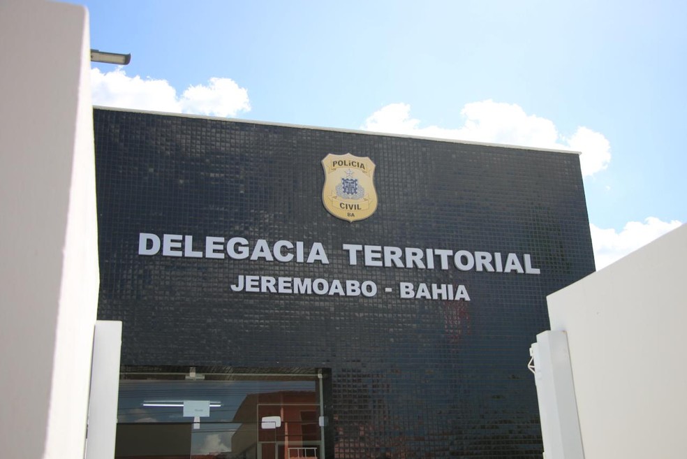 Quatro pessoas da mesma família são encontradas mortas com marcas de tiros dentro de carro na Bahia