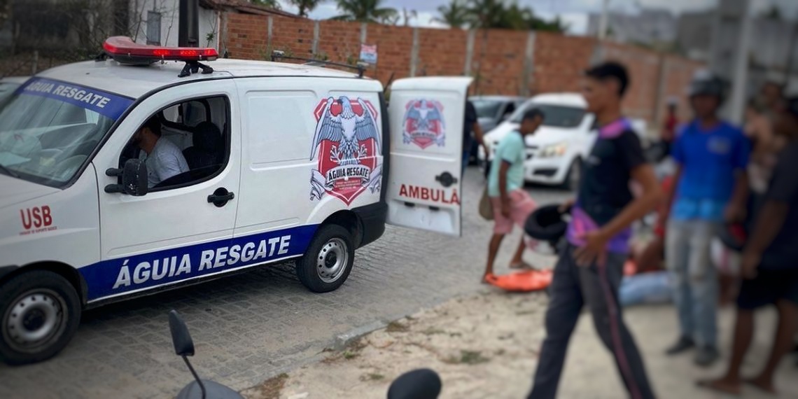 Coité – Jovens de 14 e 17 anos ficam feridos após moto colidir no fundo de carro da Prefeitura de Coité