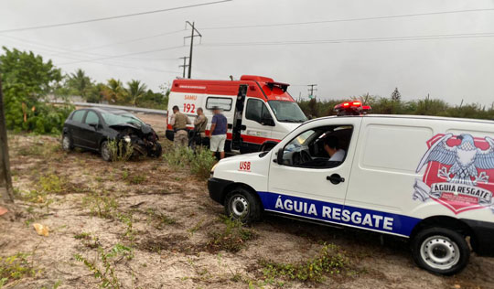 Coité – Motorista perde controle do carro e bate em árvore às margens da BA-120
