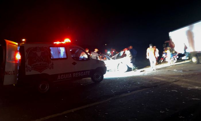 Acidente gravíssimo envolvendo caminhão e Gol deixa dois feridos na BA-120, em Conceição do Coité