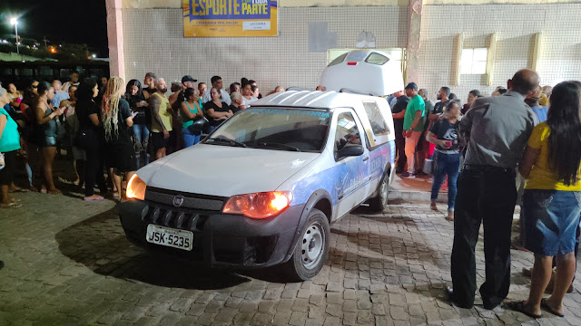 Corpos de tragédia na BR-324 chegam para velório coletivo no Ginásio de Esportes em Jacobina