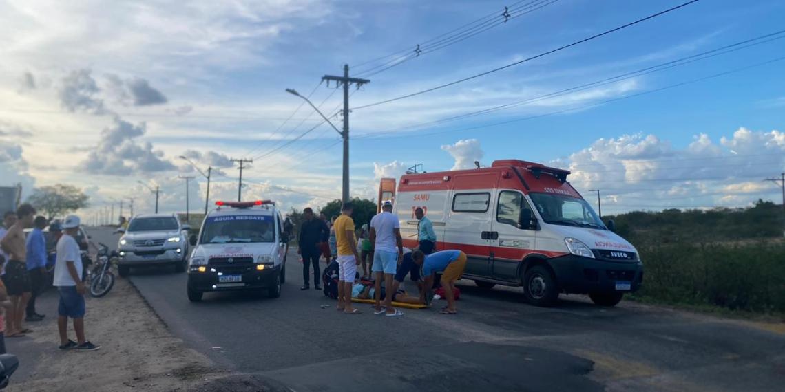 Homem fica ferido após colidir moto no fundo de carro na BA-409, em Conceição do Coité