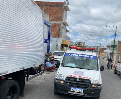Motoqueiro é socorrido após colisão entre carro e moto em Conceição do Coité