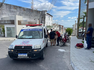 Garupa fica ferida após colisão envolvendo carro e moto em Conceição do Coité