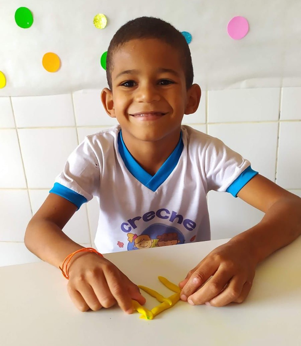 Menino de 8 anos morre após cair e bater a cabeça no chão enquanto andava de bicicleta e segurava ‘carreta da alegria’ na Bahia