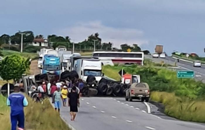 Capotamento de carreta interdita pista da BR-116 em Santa Bárbara