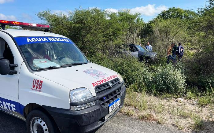Carro saí da pista e para dentro do mato após jovem passar mal na BA-409, em Conceição do Coité