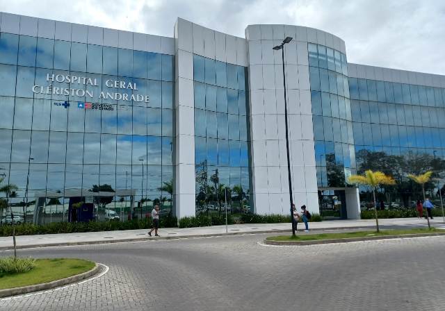 Adolescente envolvido no acidente com carro de empresa de comunicação visual passa por delicada cirurgia em Feira de Santana