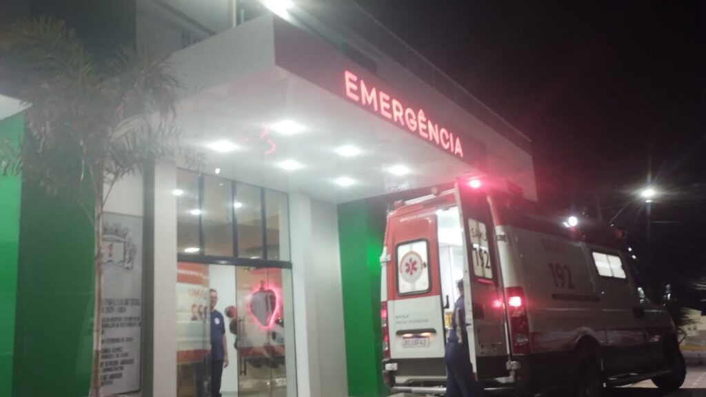 Jovem de 17 anos fica ferido após colidir motocicleta em poste no Centro de Queimadas