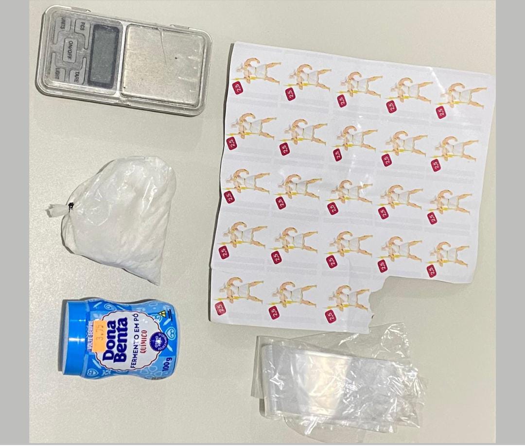 Mulher de 21 anos é presa com porções de cocaína e material apreendido em Conceição do Coité