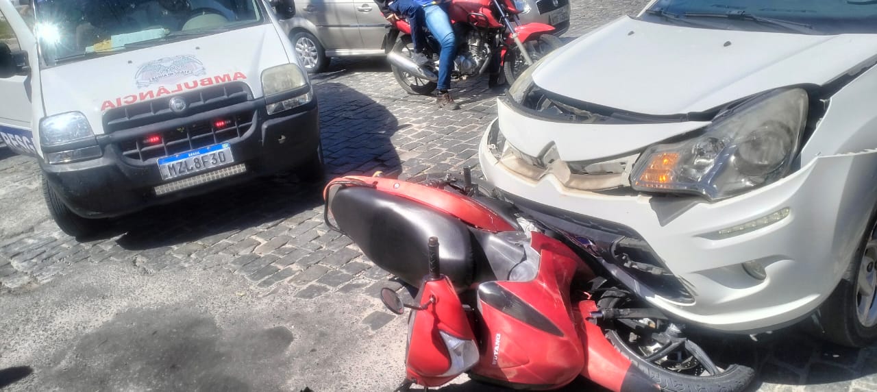 Estudante fica ferida após colisão entre carro e moto em Conceição do Coité