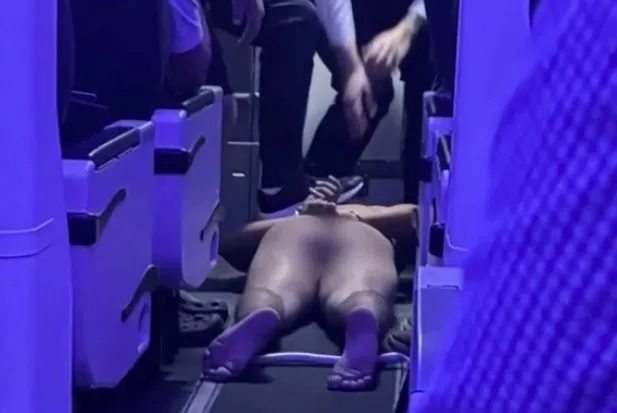 Passageiro corre pelado dentro de avião durante voo