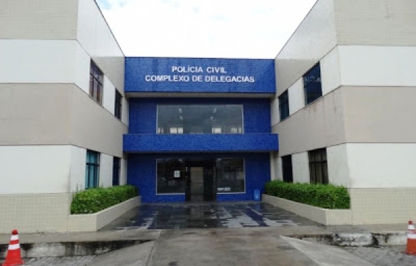 Suspeito de esfaquear ex-companheira e a mãe dela no Cidade Jardim se apresenta em Delegacia de Feira de Santana