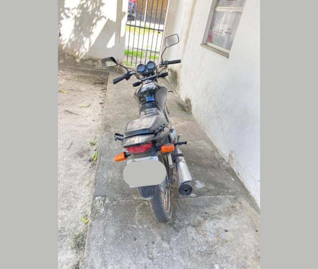 Polícia Militar apreende motocicleta com restrição de furto/roubo e prende mulher no bairro da Pampulha em Conceição do Coité