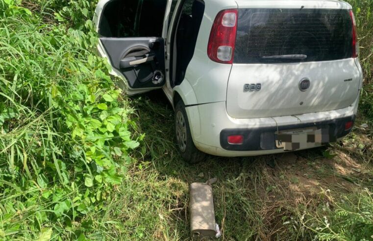 Três jovens ficam feridos após carro descer ribanceira na BA-411, em Conceição do Coité