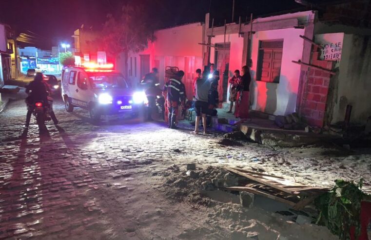 Dois homens fica feridos após colidir motocicleta contra entulho de obras no Bairro do Cruzeiro em Conceição do Coité