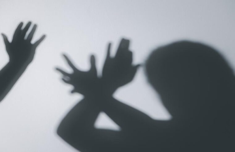 Mulher finge desmaio após agressão, mata marido enforcado e chama PM