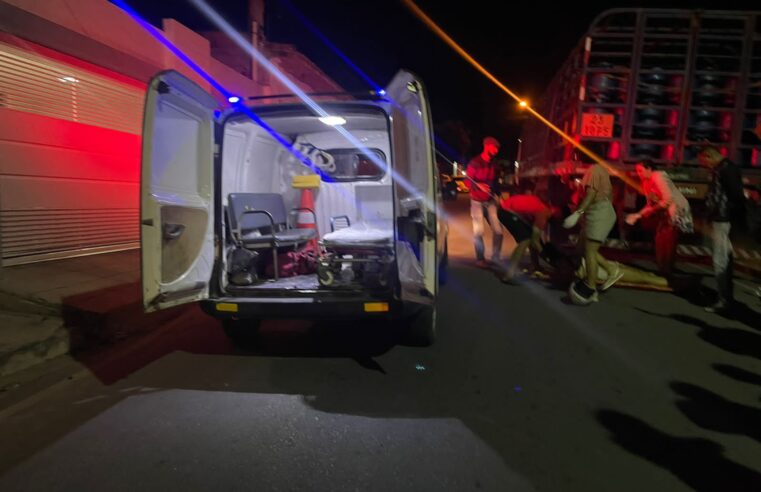 Jovem de 18 anos fica gravemente ferida após colidir motocicleta no fundo de carreta em Conceição do Coité