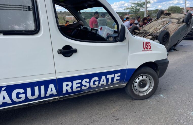 Carro capota e deixa dois irmãos feridos na BA-409, em Conceição do Coité
