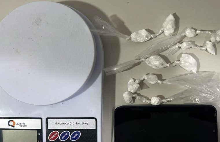 Homem com mandado de prisão em aberto é preso por tráfico de drogas no Distrito de Salgadália, em Conceição do Coité