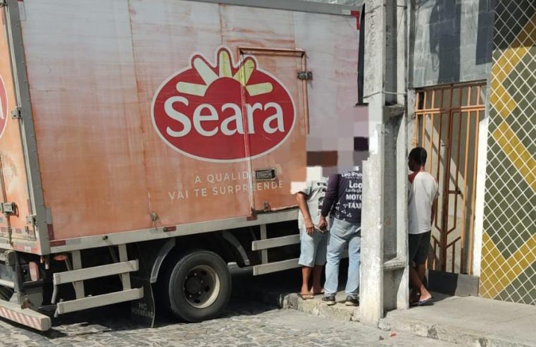 Caminhão desgovernado invade residência no centro da cidade em Conceição do Coité