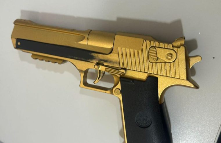 A CASA CAIU: Homem é preso pela PM com simulacro de arma de fogo em Conceição do Coité