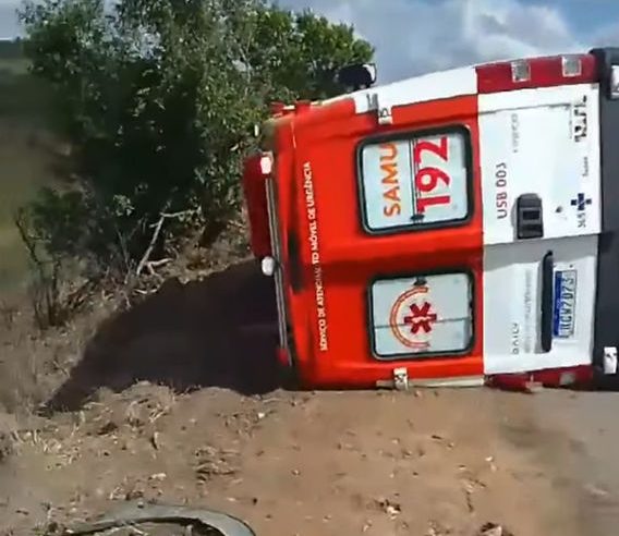 Ambulância do SAMU de Araci e carro colidem na BR-116; ocupantes saem ilesos