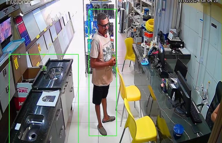 VÍDEO: Homem é flagrado furtando fios elétricos de R$ 1.200 em loja de Riachão do Jacuípe