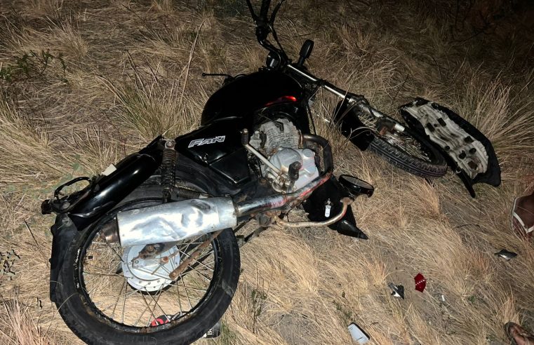 Casal fica ferido em colisão envolvendo motocicleta e carro parado na BA-409, em Conceição do Coité