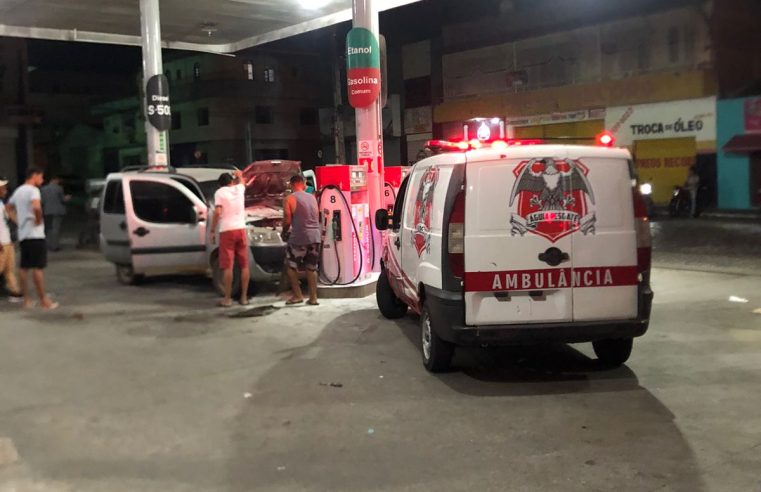 Veículo desce desgovernado e atinge bomba de combustível em Conceição do Coité; princípio de incêndio é controlado