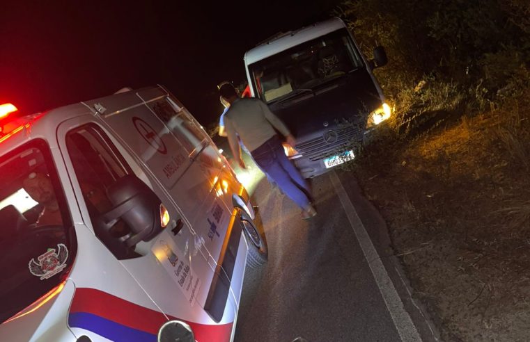 Imprudência na BA-409: Mulher supostamente embriagada causa colisão com Van que transportava 15 pessoas