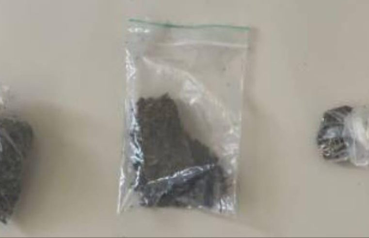 Jovem de 22 anos é detida por porte de drogas no Bairro Casas Populares em Conceição do Coité