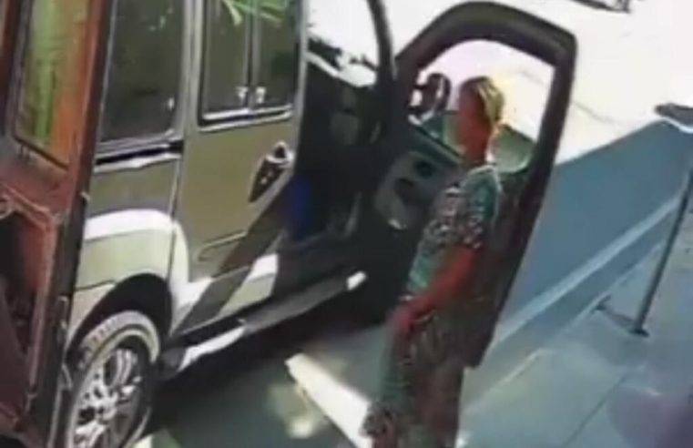 Velha conhecida: mulher furta celular e carteira no Centro de Cansanção; assista