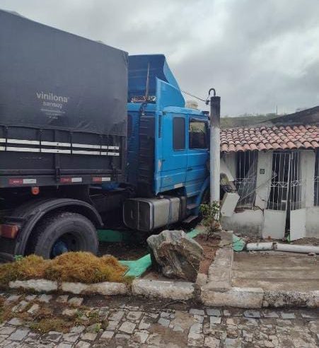 Carreta desgovernada percorre 100 metros e atinge duas casas em Teofilândia; ninguém ficou ferido