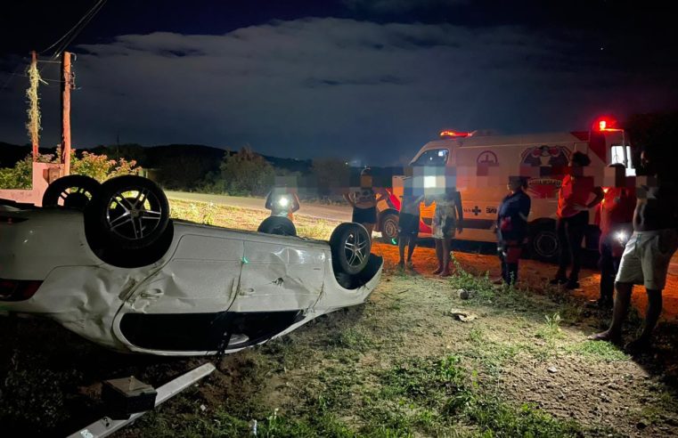 Carro capota e derruba poste na BA-409; motorista é socorrido por populares em Conceição do Coité