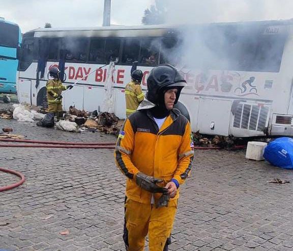 Ônibus é destruído parcialmente por incêndio em Conceição do Coité; causas são investigadas