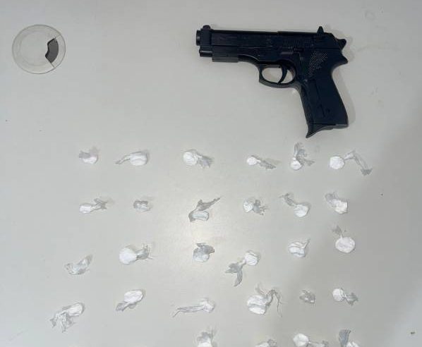 Adolescente de 16 anos é apreendido com 30 porções de cocaína e simulacro de pistola durante operação policial em Conceição do Coité