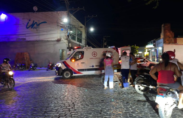 Acidente entre duas motocicletas deixa homem ferido em cruzamento próximo à Prefeitura de Conceição do Coité