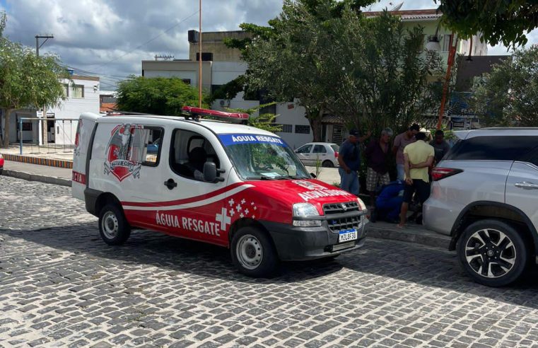 Mulher fica ferida após acidente com mototáxi em Conceição do Coité; pé fica preso nos raios da moto e causa queda na Praça da Bíblia