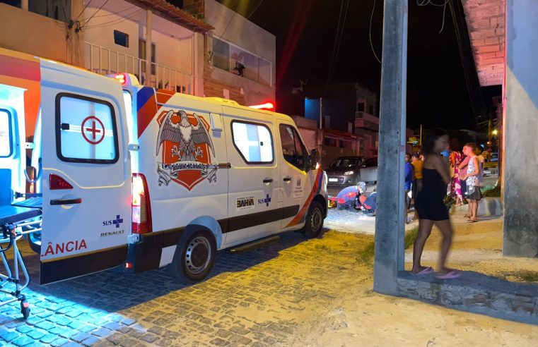 Mulher fica ferida após perder controle de moto ao desviar de animal no bairro Alto da Colina, em Conceição do Coité
