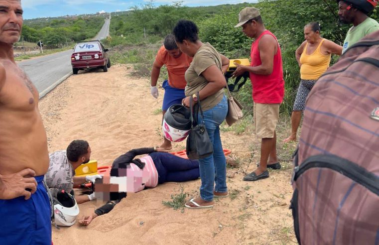 Mulher sofre acidente de moto e fica ferida após pneu estourar na BA-120, em Conceição do Coité; irmã também se machuca