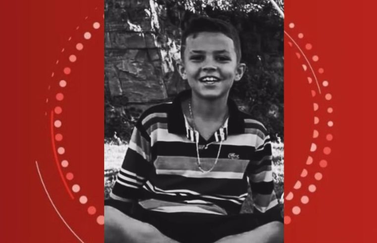 Menino de 8 anos morre e pai é ferido após atropelamento por motociclista que empinava moto em Caetité; condutor fugiu sem prestar socorro