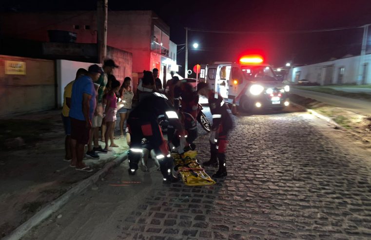 Duas jovens ficam feridas após acidente de moto na BA-120, em Conceição do Coité; passageira se desequilibrou antes da queda